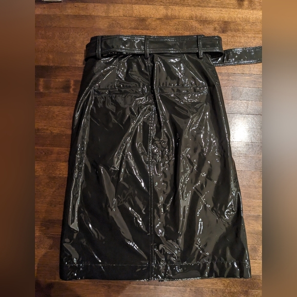 Mo&Co. Patent leather skirt with front slit in the front - Picture 2 of 2